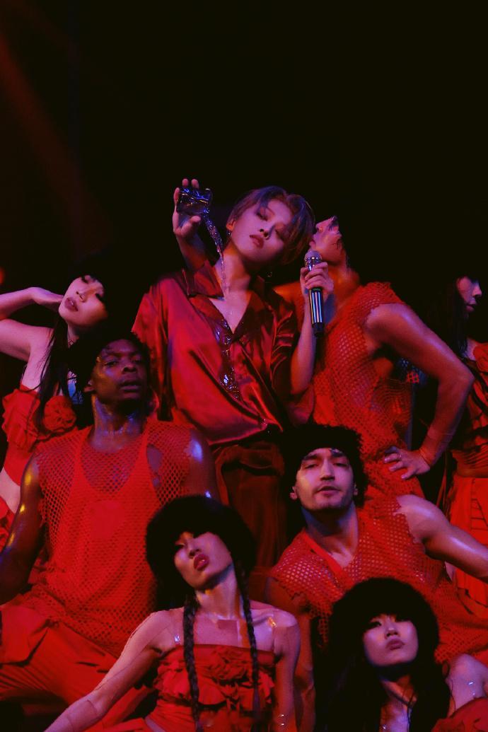 #刘雨昕红色丝绸衬衫##刘雨昕unwind舞台视觉冲击力# 刘雨昕在uniwnd