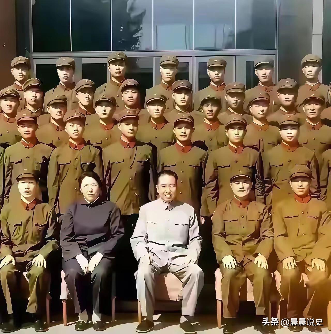 给华国锋站了五年岗的警卫连连长张召重，退休后住在河南平顶山，月工资三千三，房贷两