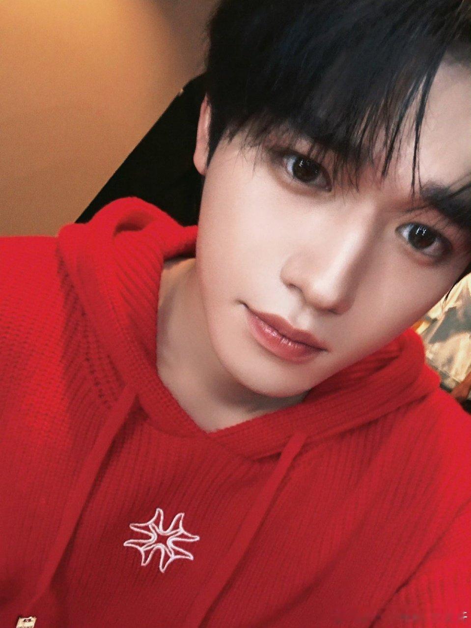 宋亚轩圣诞营业三连拍宋亚轩圣诞红卫衣 好萌！宋亚轩