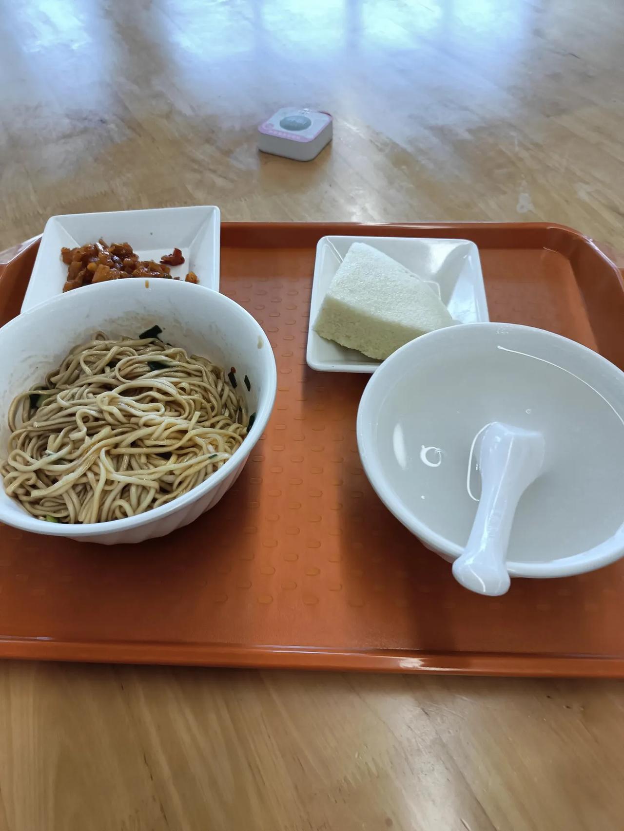 食堂的饭菜也不便宜啊。
早上在食堂吃早饭，以前从不注意这些早点的价格，今天因为分
