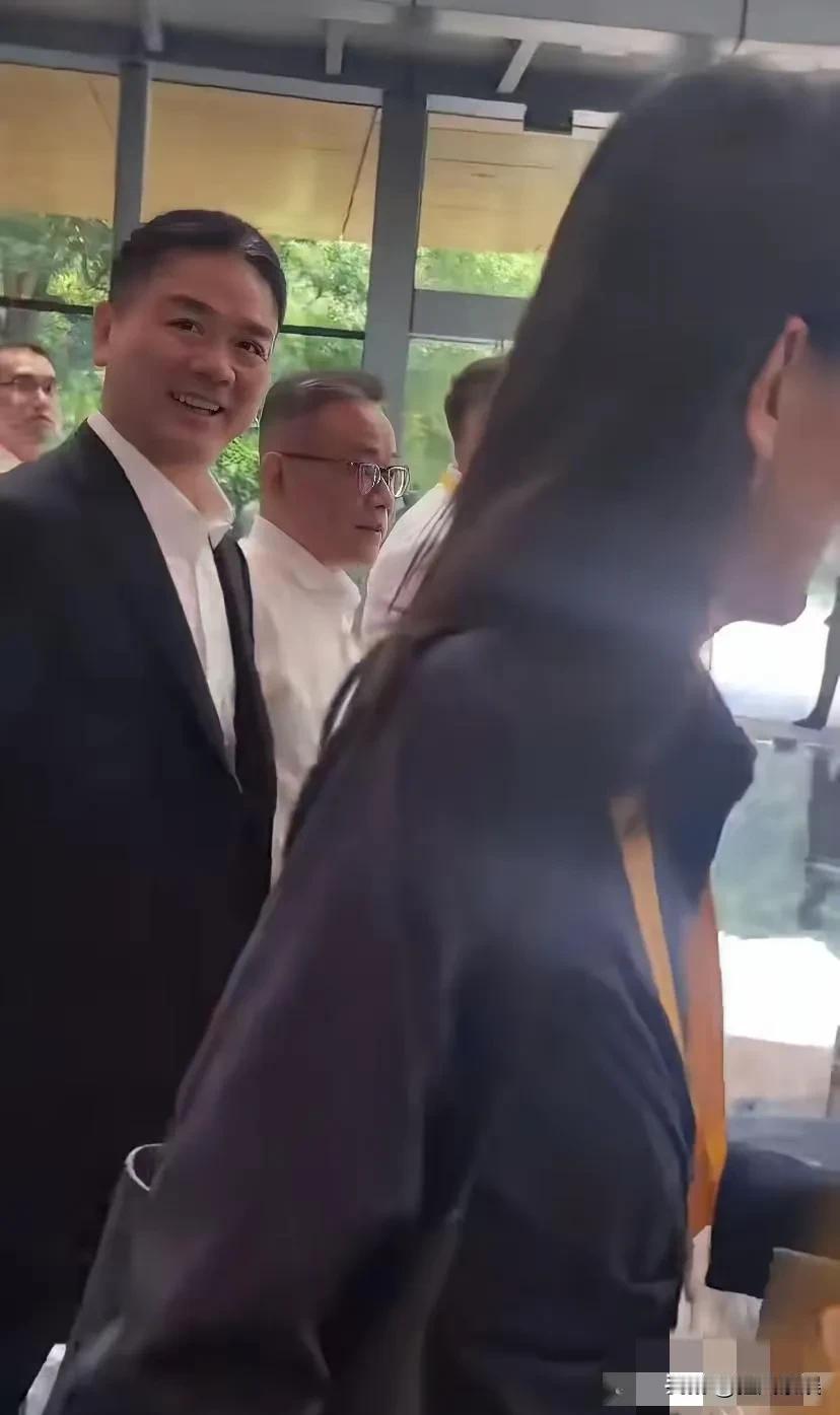 刘强东，也挺难的！

近日，刘强东引起热议，是因为路上偶遇了刘强东，喊了声东哥，