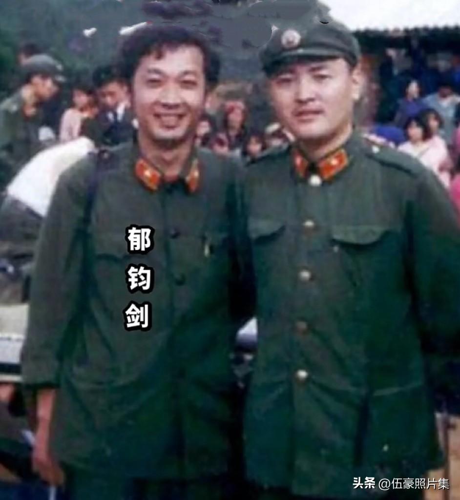 1986年中秋节期间，总政歌舞团深入老山前线最危险的一线阵地慰问时，歌唱家郁钧剑