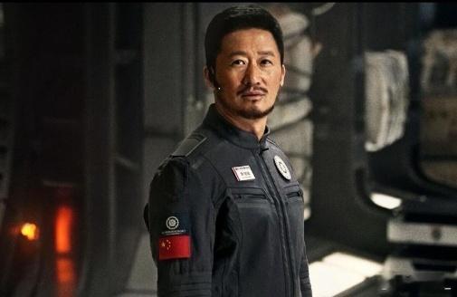 吴京晒流浪地球3片场照片 谁被吴京《流浪地球3》片场照戳中了！生无可恋的表情又萌