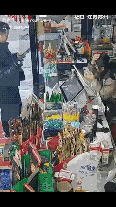这大哥是好人啊！
苏州一个大哥在小超市买完东西准备结账，刚拿出手机准备扫码。谁能