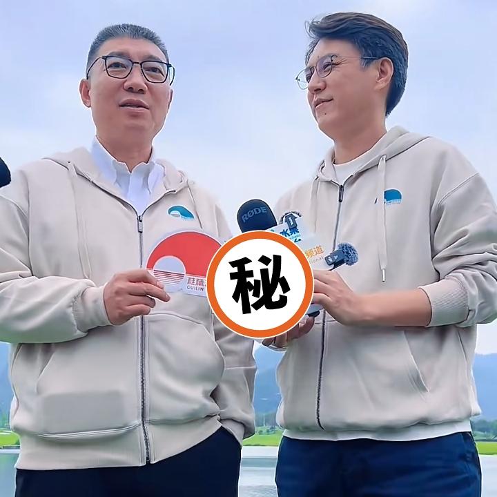 靳东最近属实焦虑到睡不着！
为啥？
还不是因为他和中戏院长郝戎的关系，好得简直像