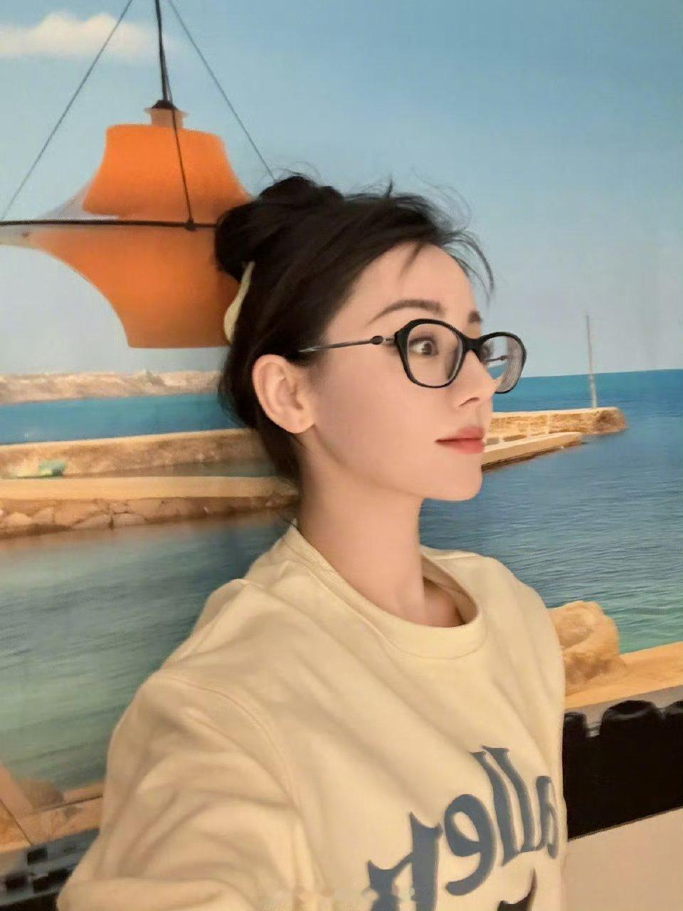 迪丽热巴大学时期的照片戴上眼镜是一个很萌的宝宝！ 