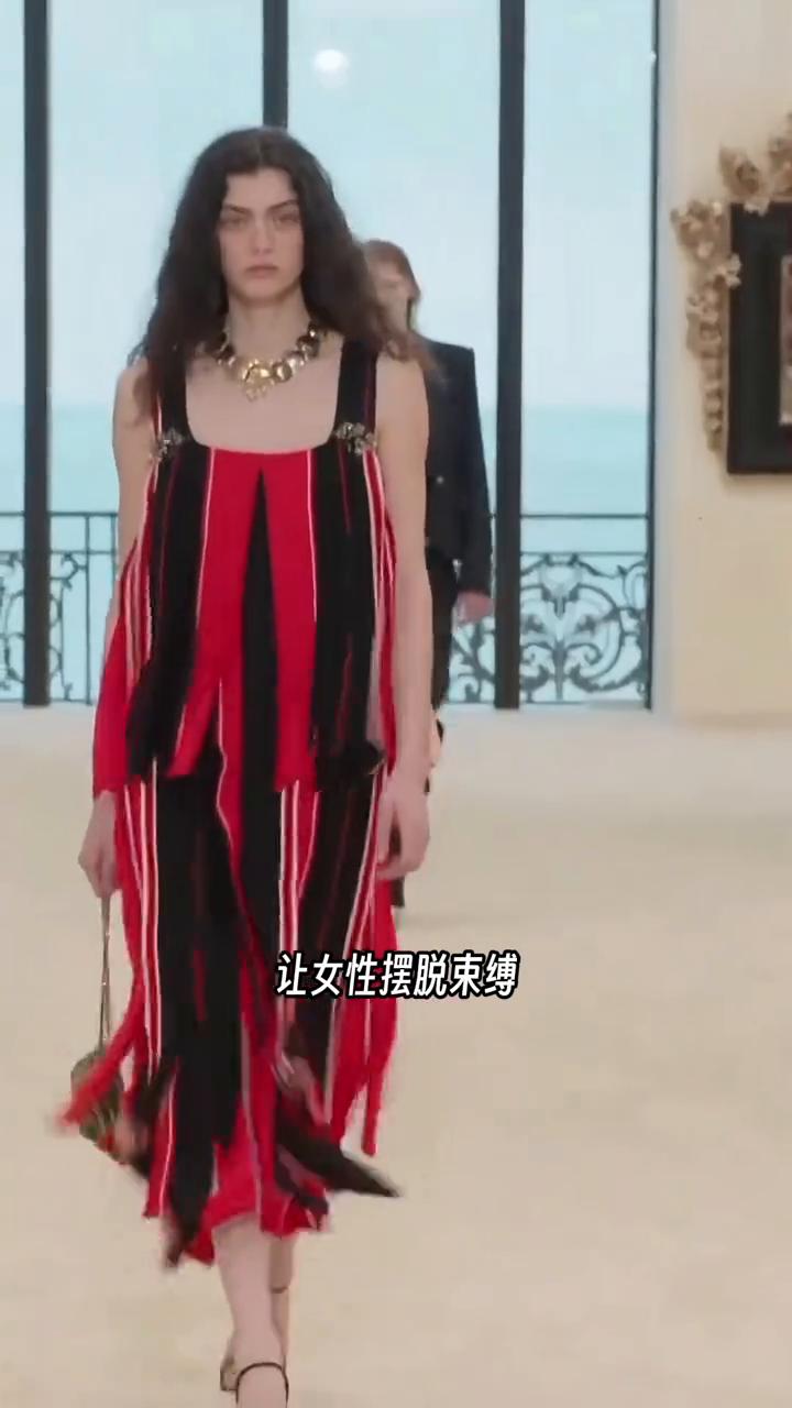 海风奢境自由礼赞，CHANEL 2026早春度假系列登陆法国比亚利兹。这里是香奈