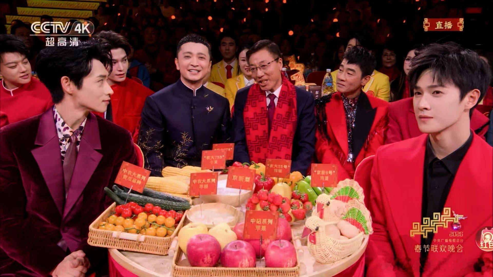 李昀锐春晚门神导播太懂了，这身红西装往那一杵，比年画娃娃还喜庆。谁家过年不想请个