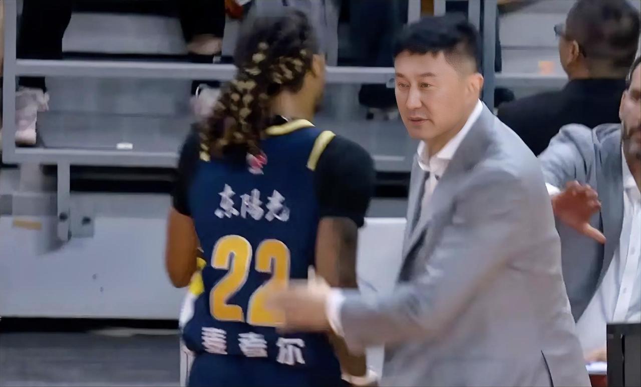 广东外援麦考尔真是不负众望！虽然半场广东在客场以50：58落后青岛，但是麦考尔的