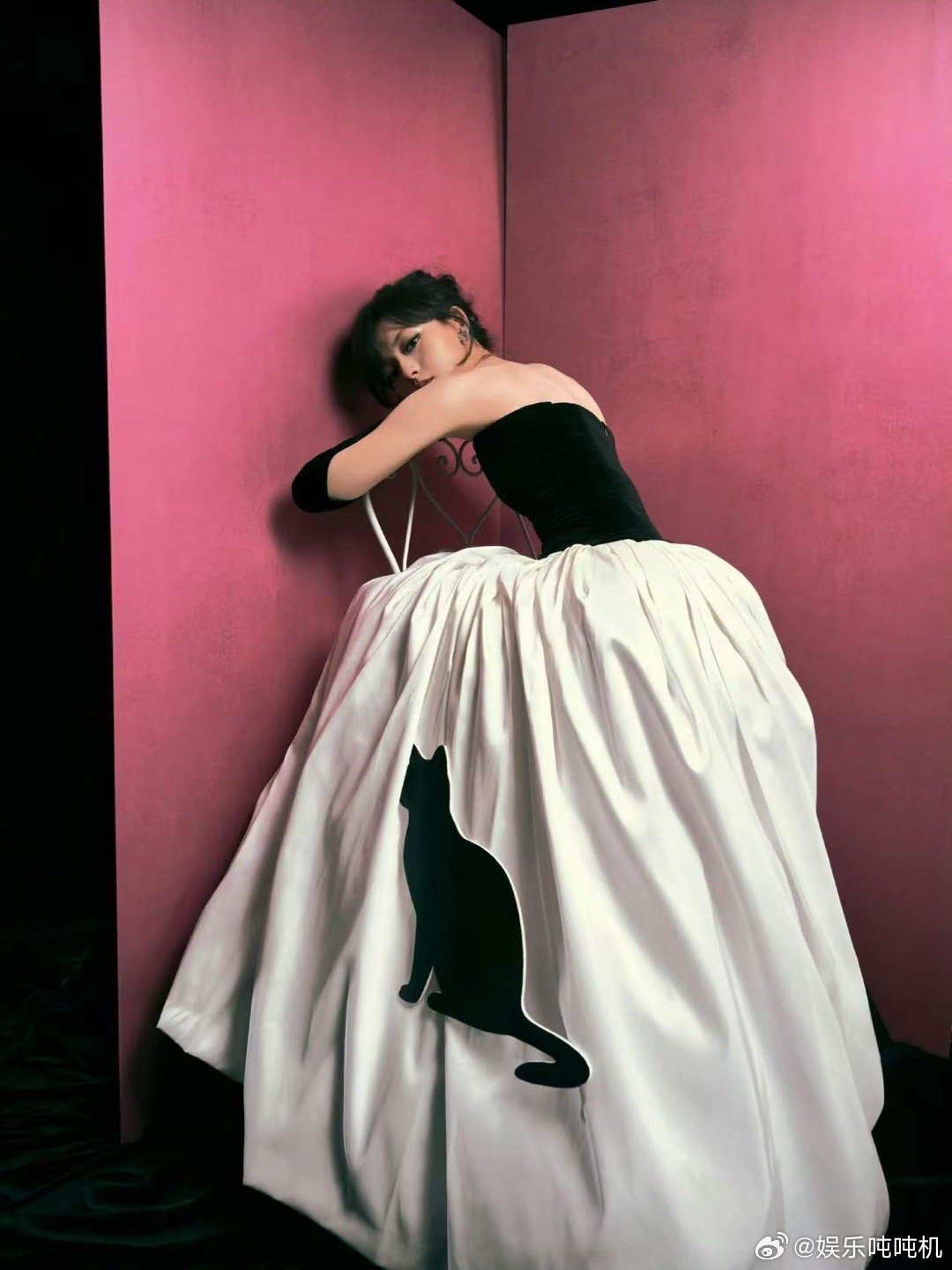 文淇 郁金香小姐 文淇演绎郁金香小姐，优雅灵动，美丽大方！这表现力，这气质，谁看