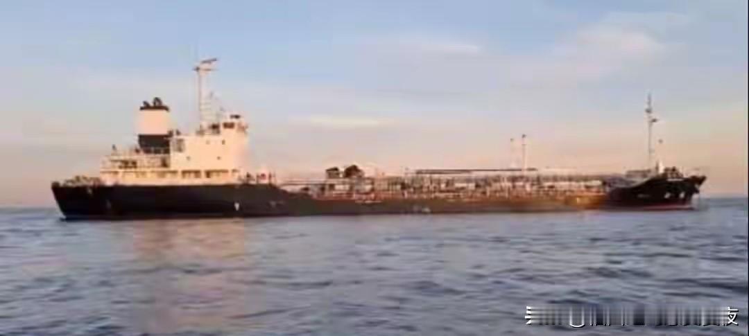 伊朗复仇不隔夜，扣押两艘油轮，巨舰护航，中俄伊对美国说不