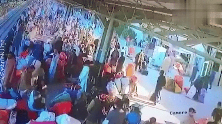 太惨了！一定要严惩凶手。巴基斯坦火车发生大爆炸，有重大伤亡。

在2024年11