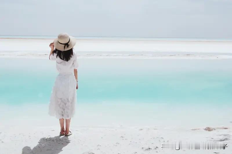 我去过最美的景点当属四川九寨沟。那里就像把童话装进了现实，美是“层层递进”的。清