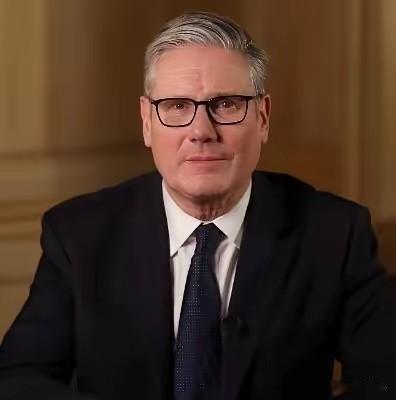 英国首相斯塔默干了一件事——他亲自下令，让武装部队拦截一艘试图穿越英吉利海峡的影