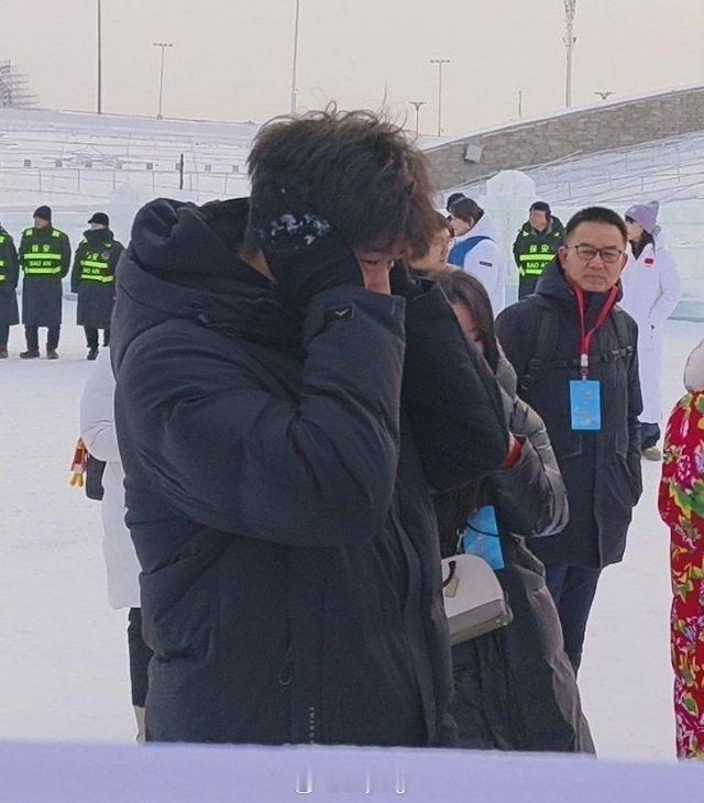 潘展乐用李雯雯给自己挡风  哈哈哈这俩人太好玩了，潘展乐因为体脂率较低，对寒冷天