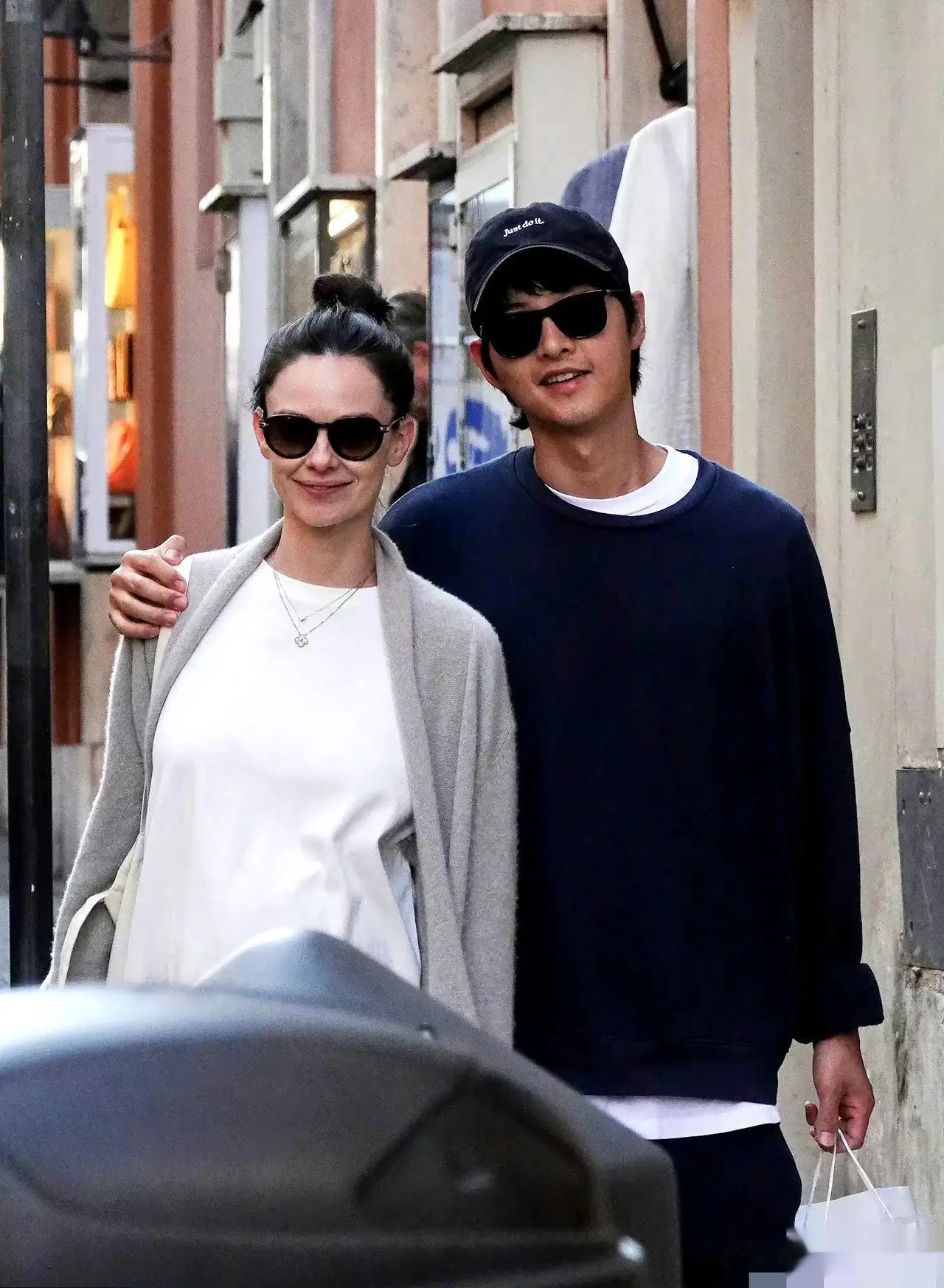 宋仲基和新婚妻子逛街被拍

但这真的不是摆拍吗？[what]