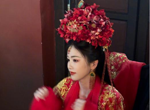 只有我觉得白鹿在《临江仙》里，大婚时戴的头饰丑到爆吗？
回想《延禧攻略》，大家并