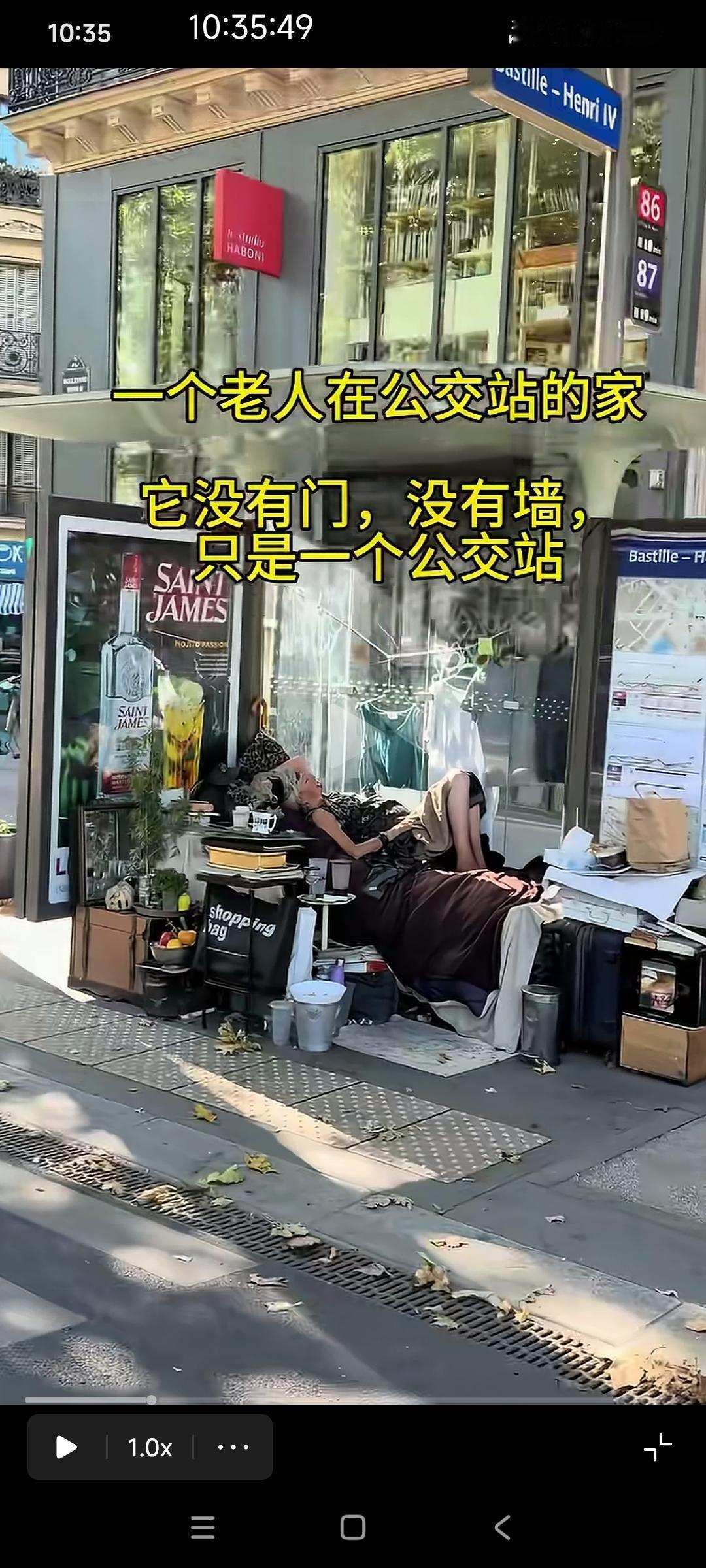 伦敦一个流浪老人把公交站霸占成为自己的落脚点，堆满了各种杂物。

有网友说：虽然