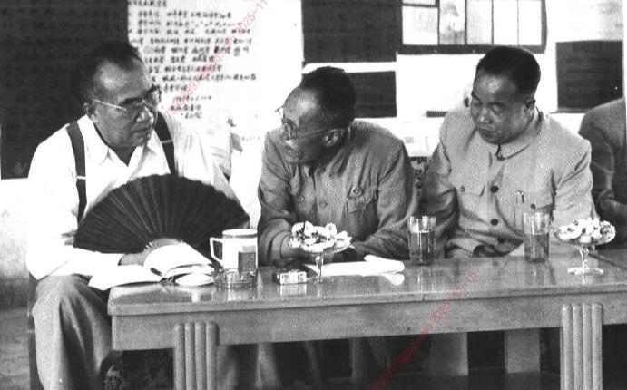 1958年7月，朱德视察兰州兽医生物药品制造厂。