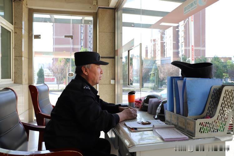 保安连班24小时的，根本就没有一天休息时间，但经常听到干保安的还洋洋得意地说什么