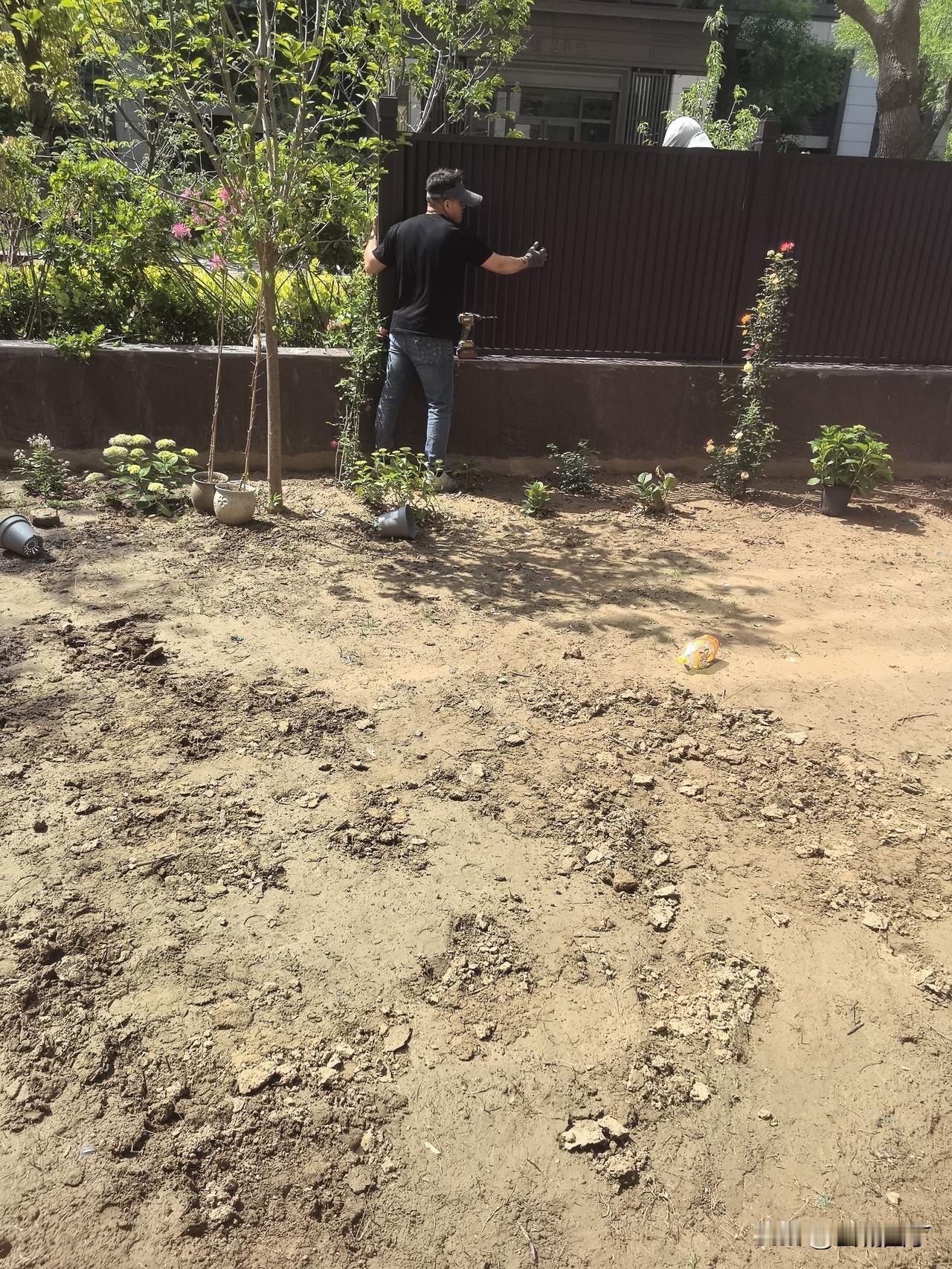 “你咋又把车停这儿了？？上次你停这儿耽误我充电我就没说你，你咋又停这儿！”

刚