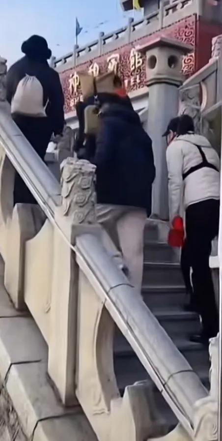 你以为董宇辉还在北京
其实今天宇辉已经登上了泰山
为山东之行做前期工作
宇辉同行