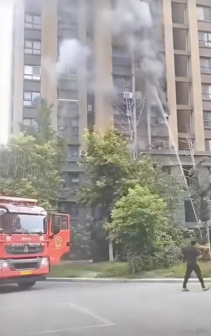 连云港火灾坠楼女童身亡这么宽的地方，不懂为什么只喷水，先救火还是先救人这个问题，