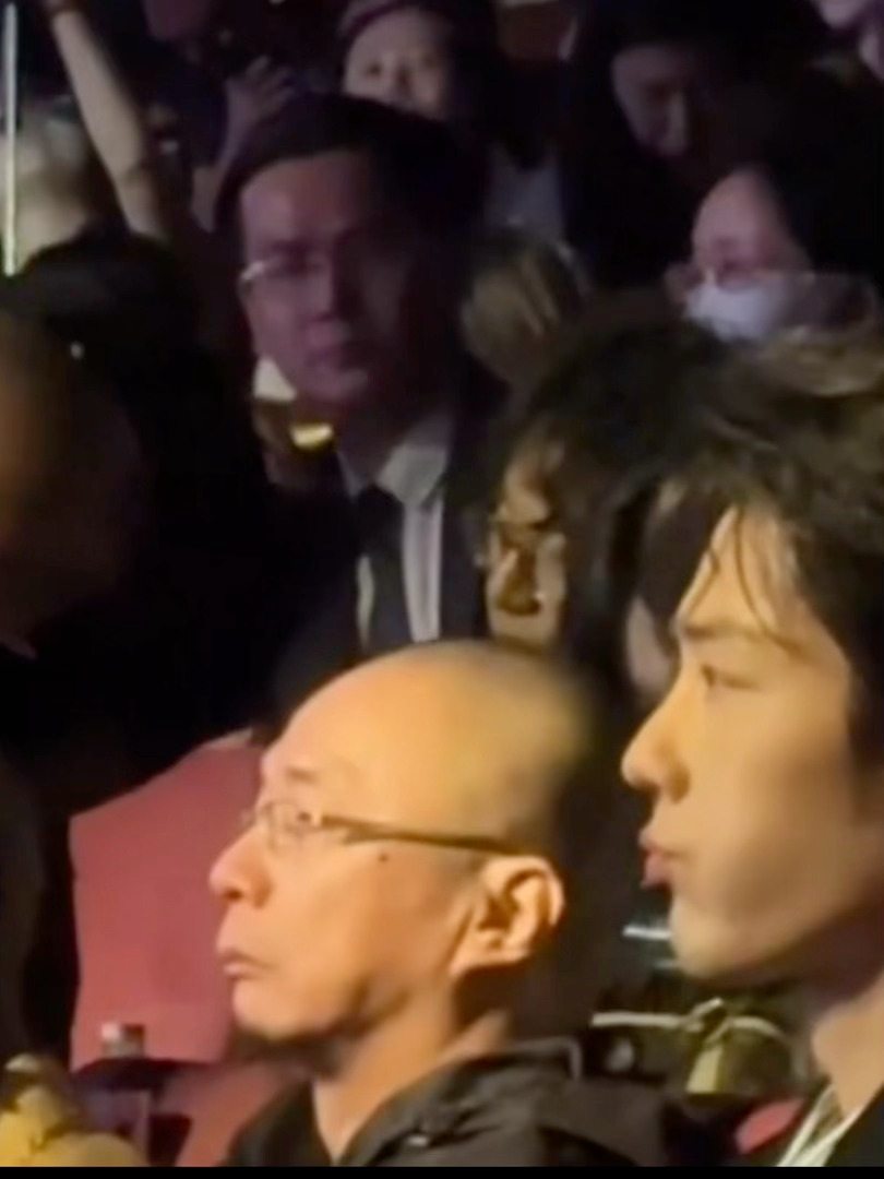 假装自拍实则和肖战偷偷合照 假装自拍实则和肖战偷偷合照这招给你们整明白了哈哈哈哈
