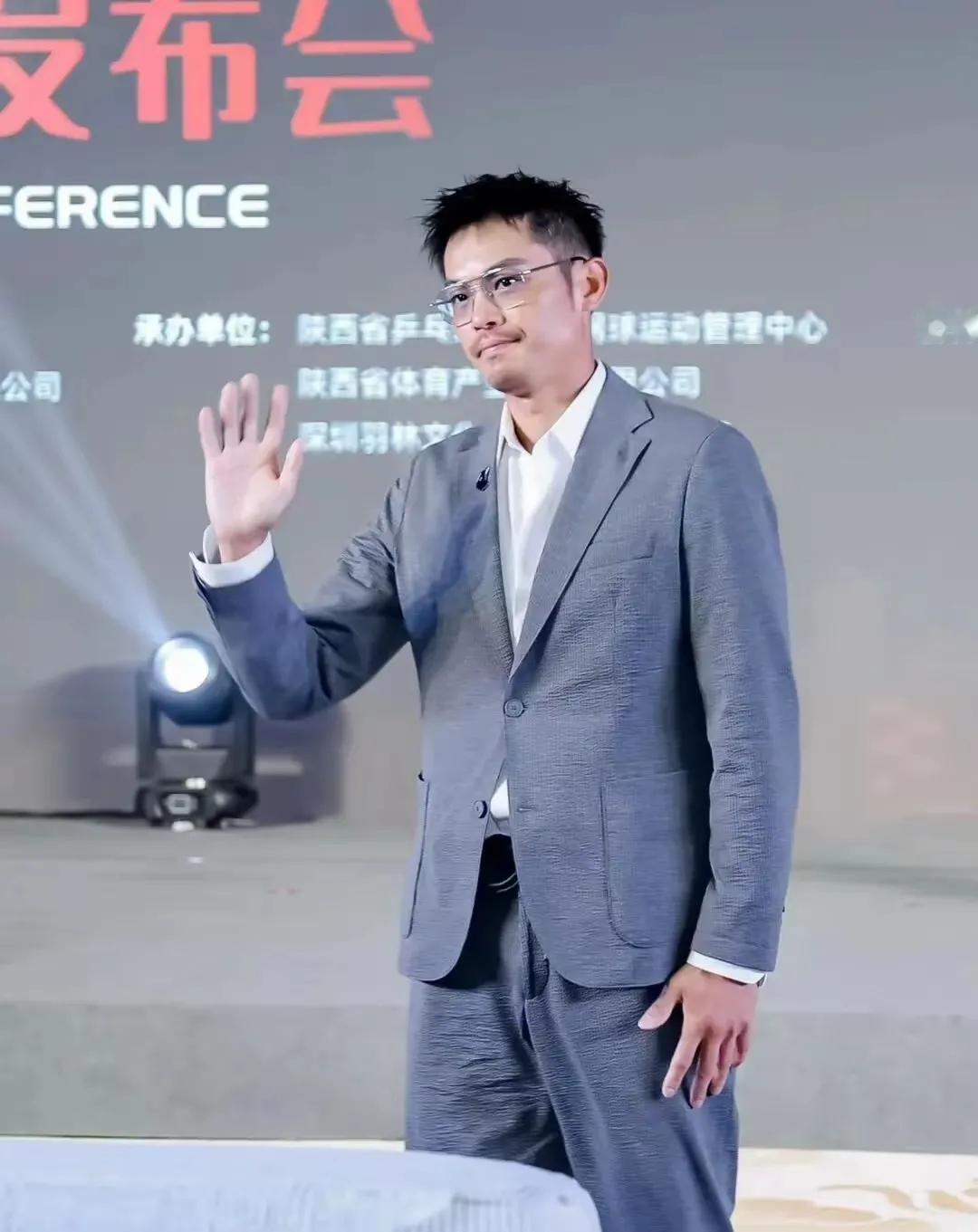 都过去这么多年了，不要再揪着人家的私生活不放了。
就说在羽毛球这个领域，林丹永远