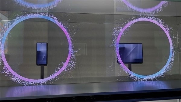 从目前各方爆料来看，可能有一个大厂的三折叠手机12月中上旬就会发布了。