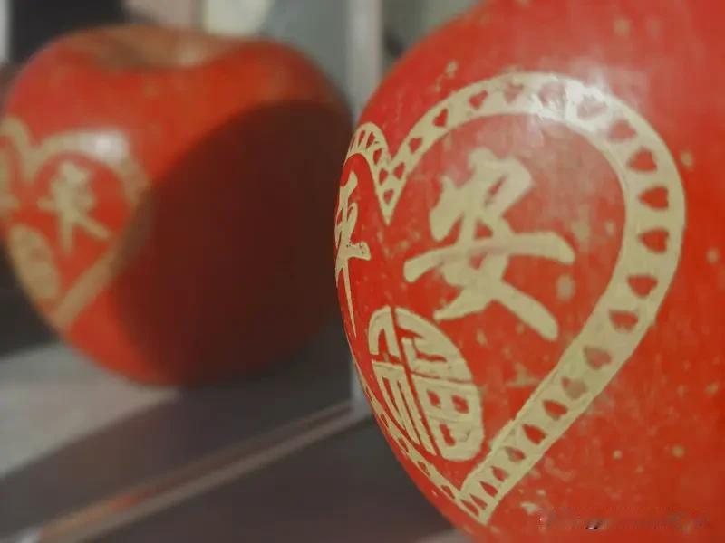 “年年如意”对“岁岁平安”，这对联对仗工整，寓意美好。“年年”对“岁岁”，时间维