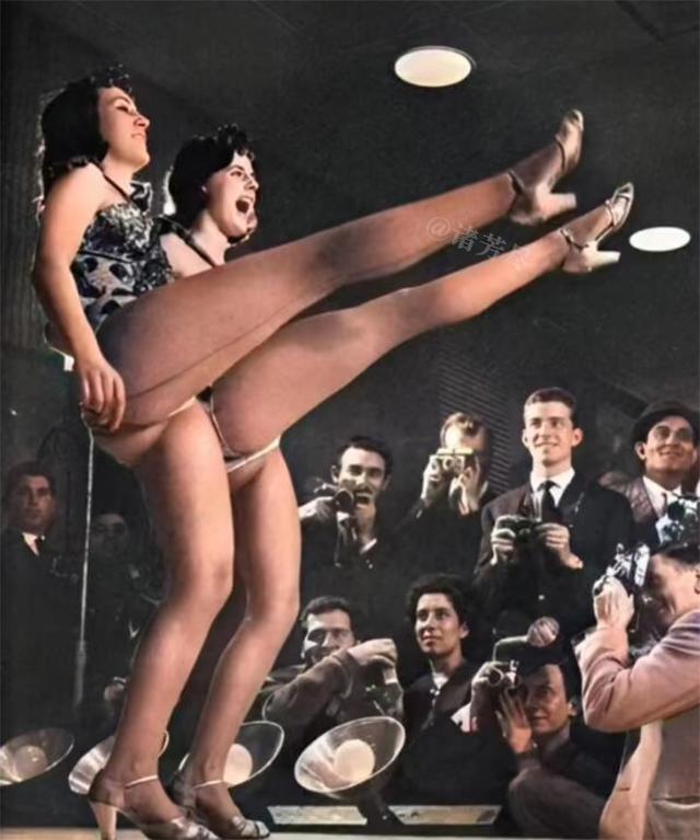 1940年，巴黎，两名法国女郎正在为台下的德军表演着踢腿舞，舞台两侧站满了拍照的