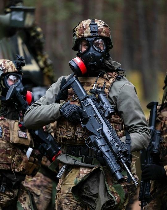 北约驻拉脱维亚多国旅的意大利士兵在“坚决战士2025”演习期间。