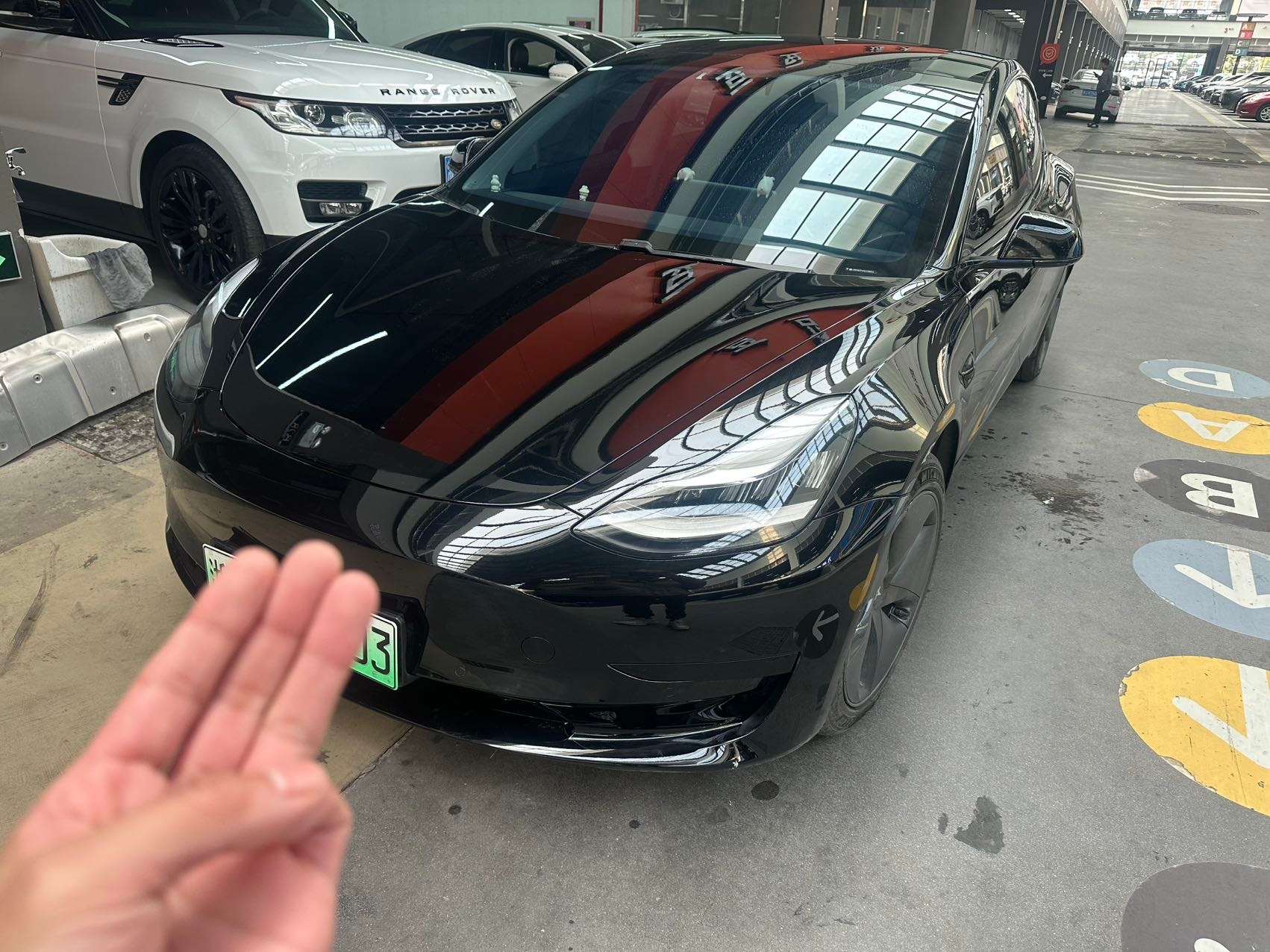 特斯拉Model 3开了不到3万公里，换了一个大灯，价格嗖一下就折了不少，10.