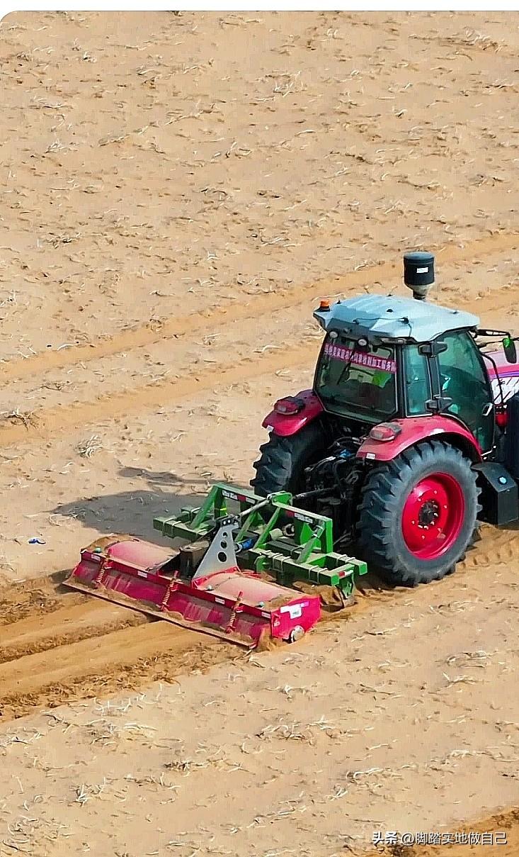 榆阳春耕太有画面感了！天上地下直接“会师”，无人机打药嗖嗖飞，地上农忙不停歇，这