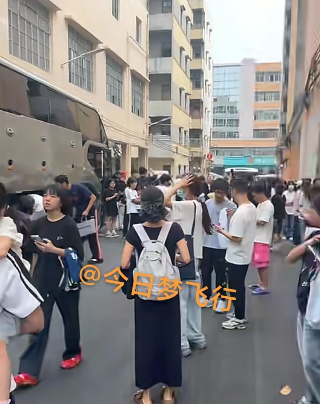 今日上午，广东队11名球员乘大巴出发白云机场！梦飞行现场报道：今日上午10时50