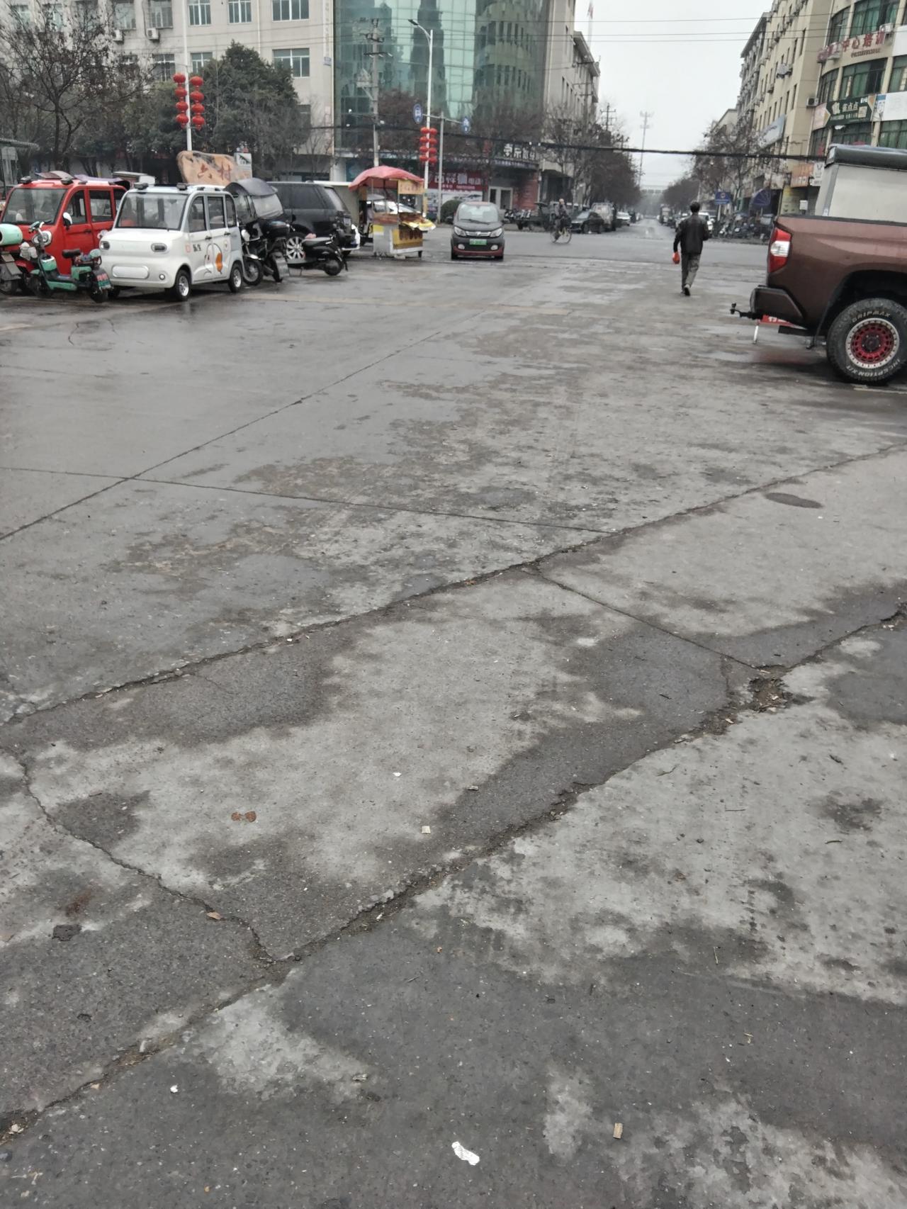 昨天早上我去买包子的时候，发现平时村口卖早餐的贵州老板娘她们都回去了。一家平时生