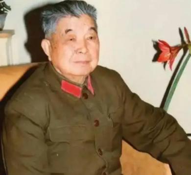 1953年，西康军区司令员刘忠，得知母亲和原配还在世，便携现任妻子回乡，当他看到