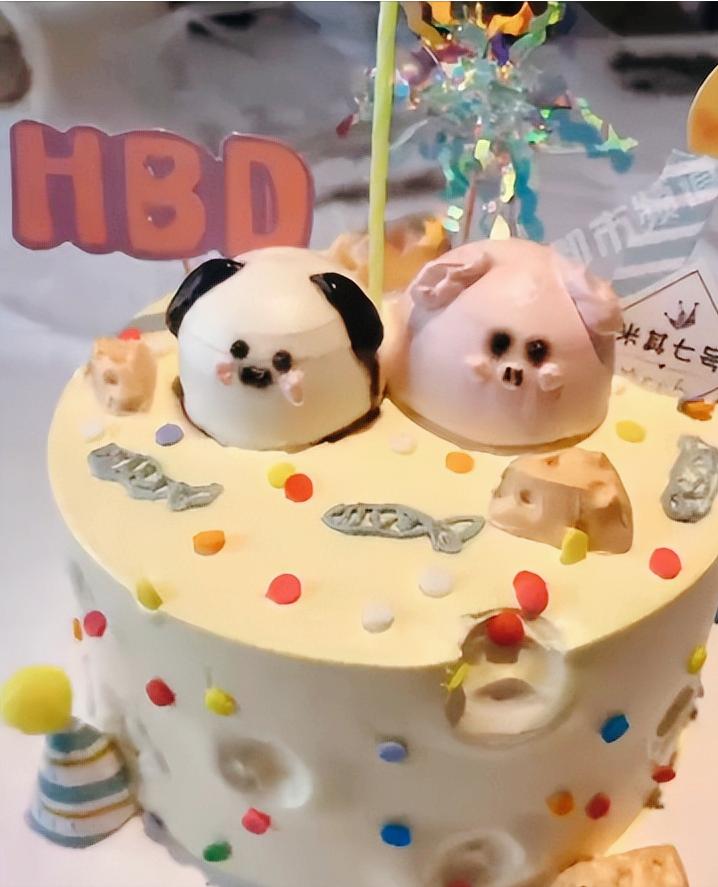 泪目了！内蒙古一女子在餐厅过生日，一陌生小女孩非吵着要吃蛋糕！女子很大方，切了一