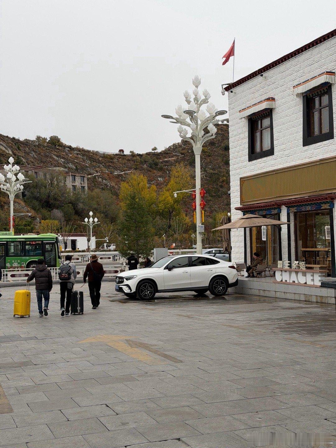 没想到在拉萨还能看到这么多GLC Coupe我的同款车～ 最近打算拍拍这台车大家