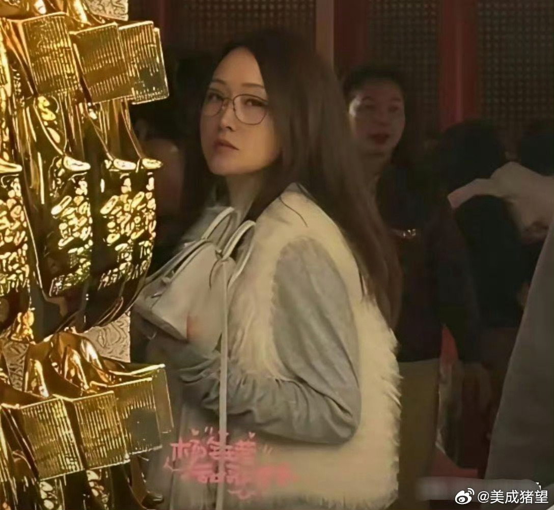 55岁杨钰莹被偶遇，这才是她最真实的状态。 