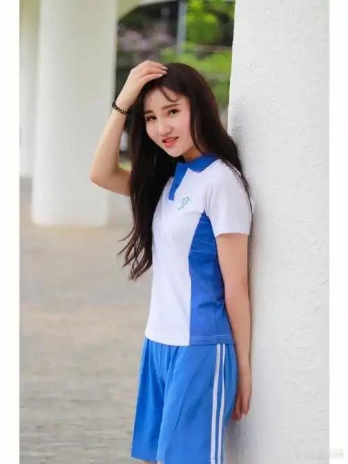 深圳校服在全网的走红，这不仅是开学季的怀旧狂欢，本质上是大众在长期消费焦虑中对“