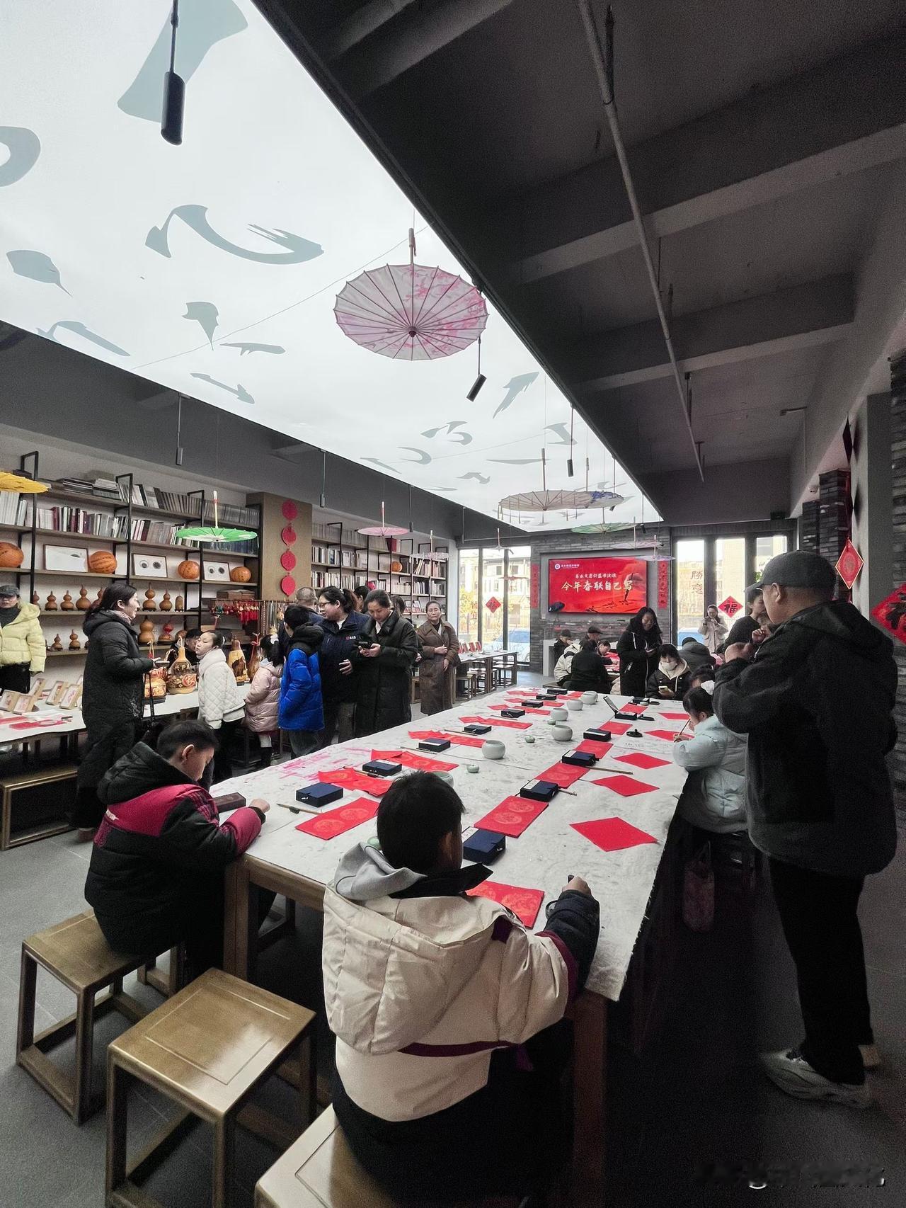 笔走龙蛇，墨染易水。今日，保定市中山篆书法院师生一行应邀走进河北易水砚有限公司，