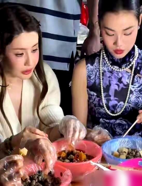 韦雪在夜市吃碗螺蛳粉，嘴巴都张不开，谁能想到，这脸，砸进去几百万。
 
镜头一怼