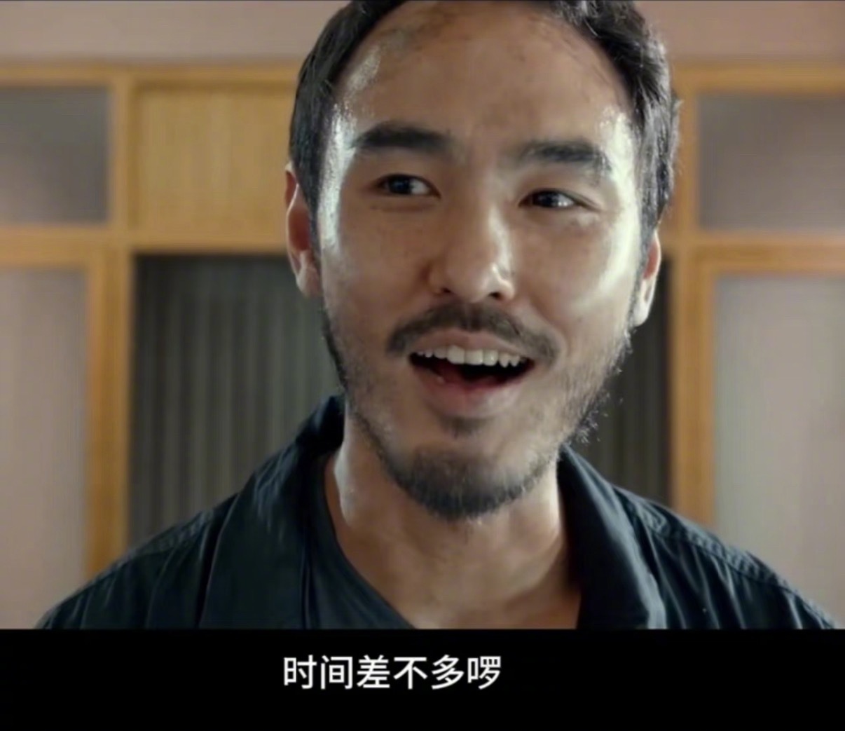高速免费结束前收费站人员高喊快点 笑死，此刻的收费站工作人员：“时间差不多咯”[