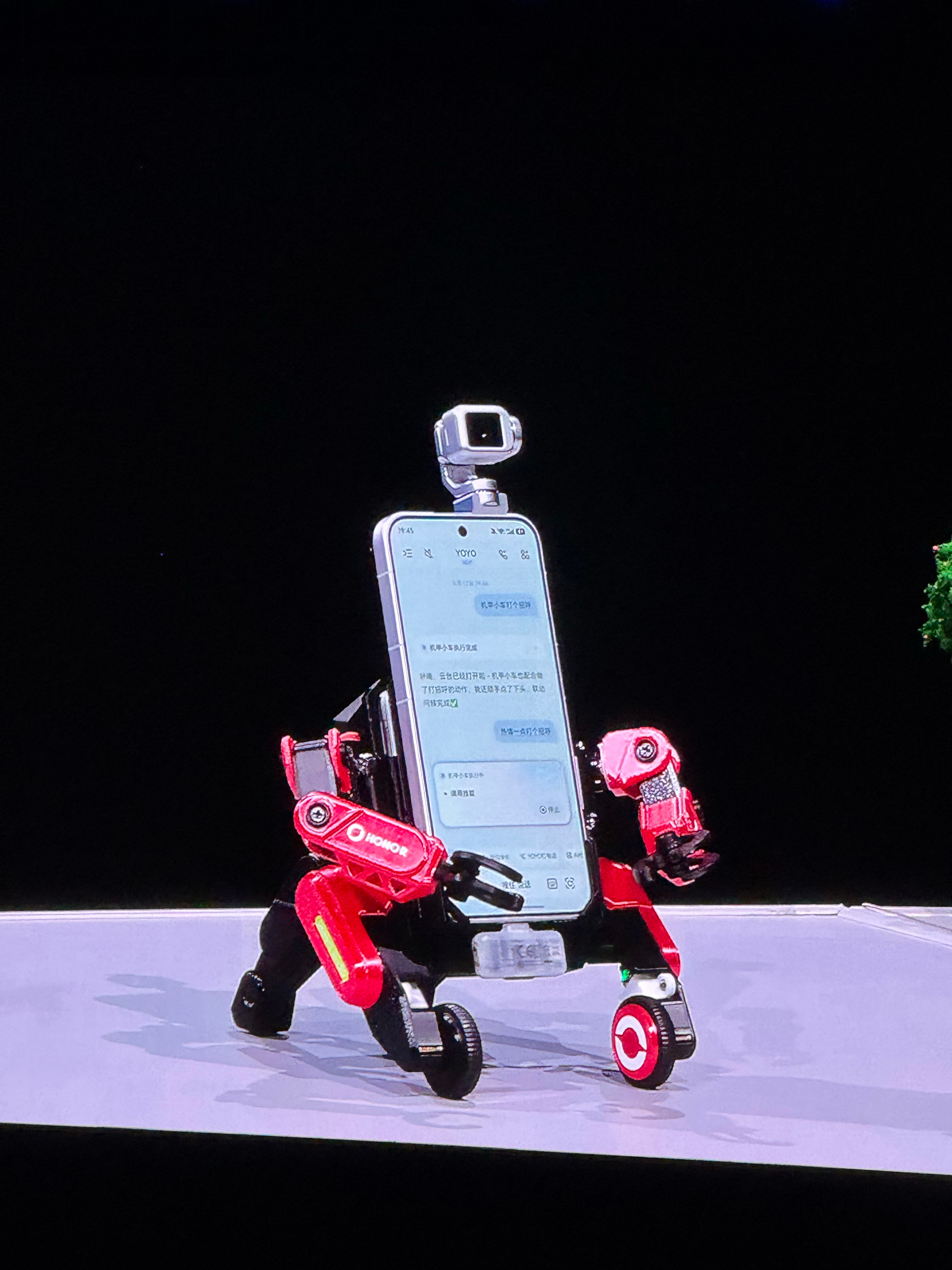哈哈哈有点意思，Robot Phone被玩出花来了。荣耀robot phone