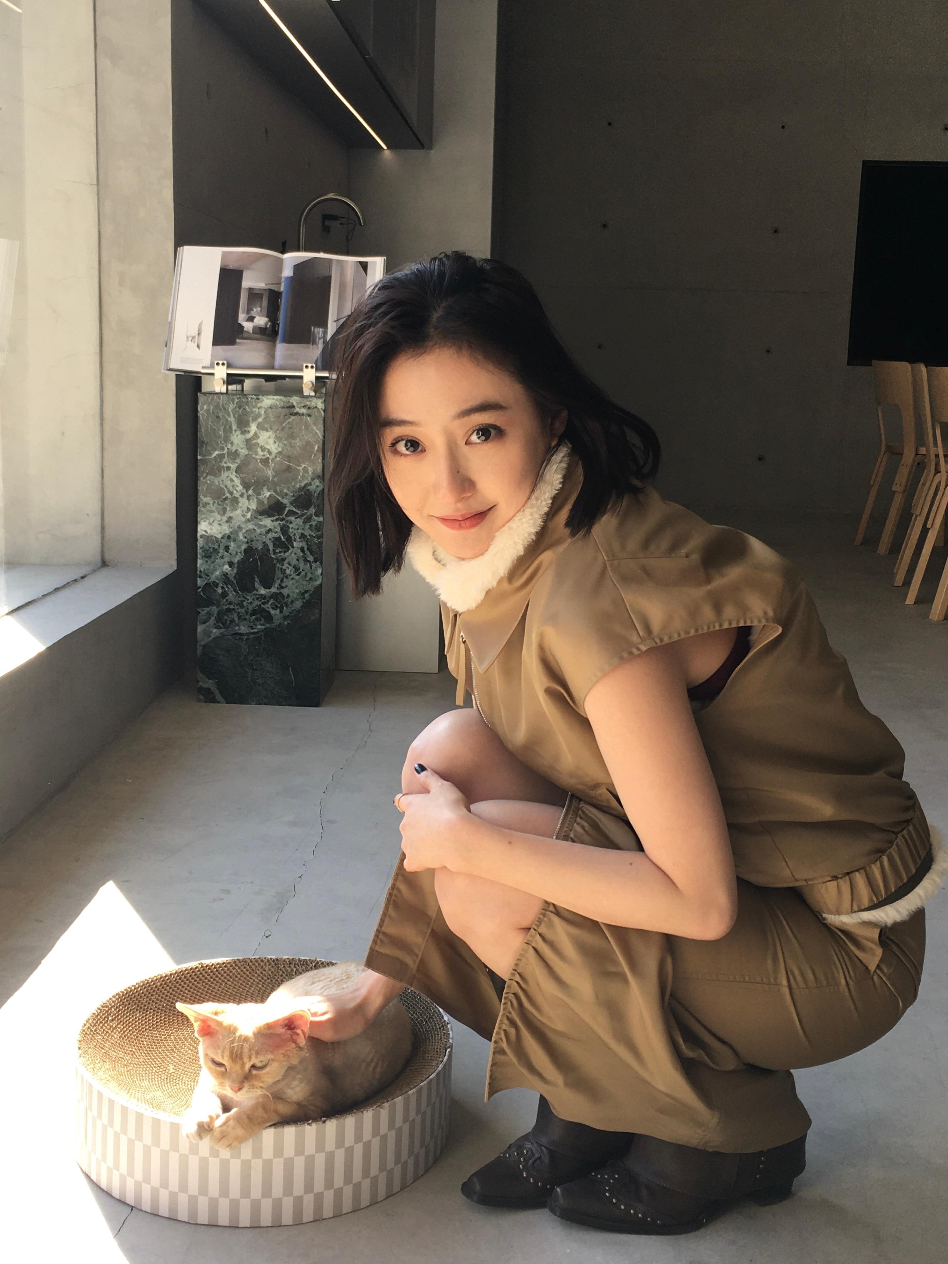 胡连馨顶着这么美的脸搞抽象胡连馨[超话]在复制粘贴的时代，你是手写的诗[鲜花] 