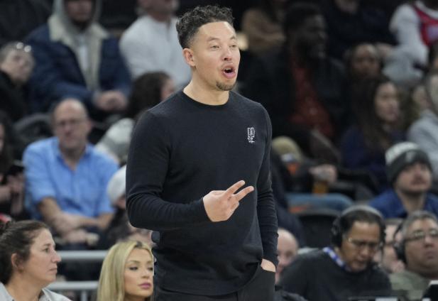 NBA常规赛，马刺客场132-104大胜国王。赛后主帅米奇接受了采访。谈到本场胜