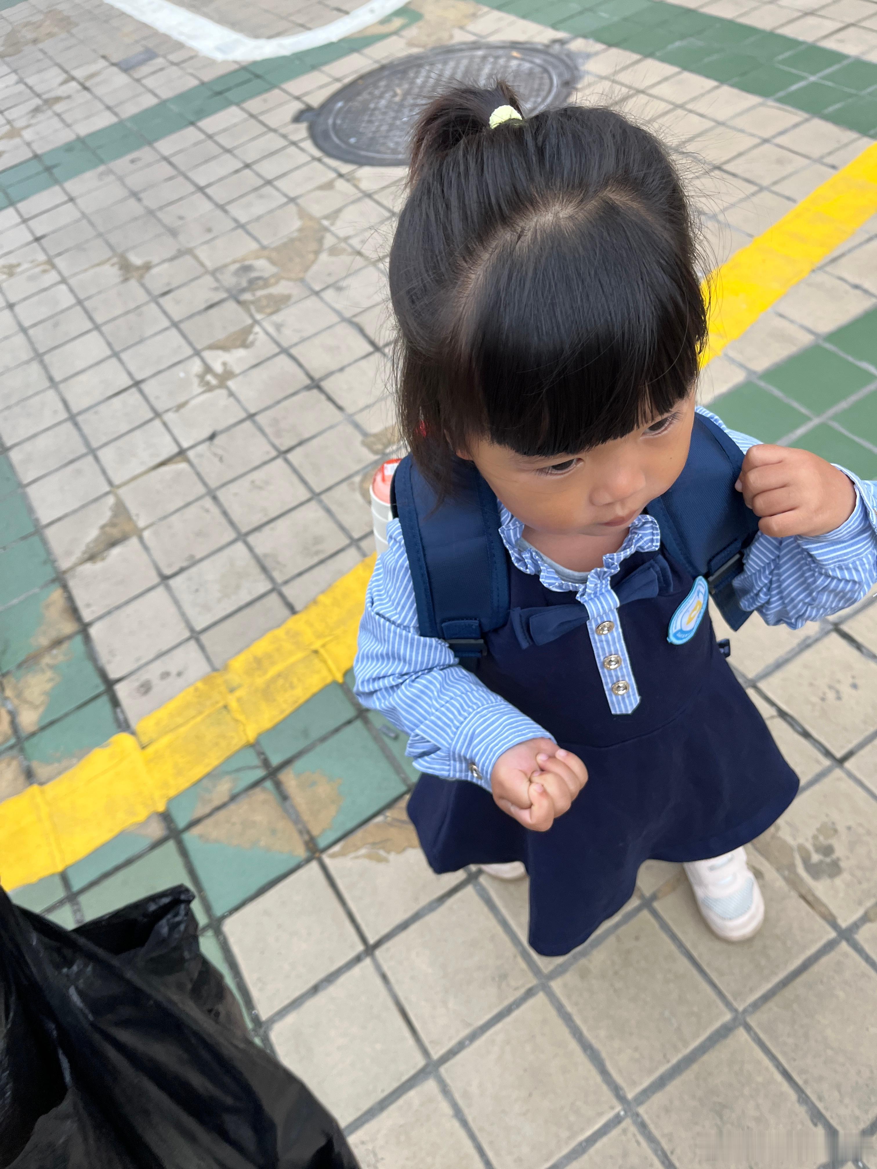 上学了，周五又可以去学校参加运动会，家长一起上台表演。金晨把腿放到黄景瑜腿上跷二