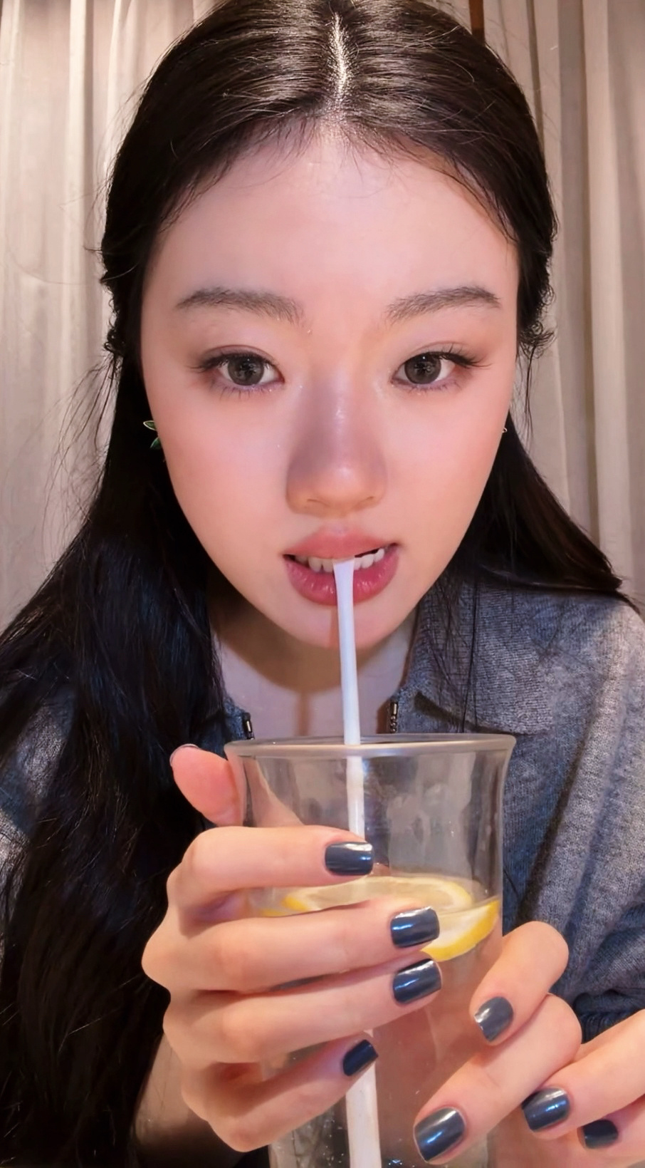 我不知道单依纯一场直播到底要诞生多少张萌图。 ​​​